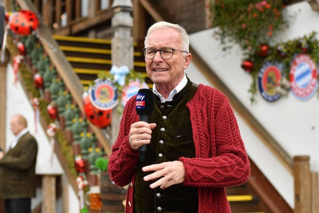 Uli KOEHLER SKY Reporter at the microphone in Bavarian costume, Lederhosen, single picture, cut single motif, half figure, half figure football FC Bayern Mu enchen, traditional Oktoberfest visit in the Kaefer Schenke, on 06 10 2019 in Munich Germany