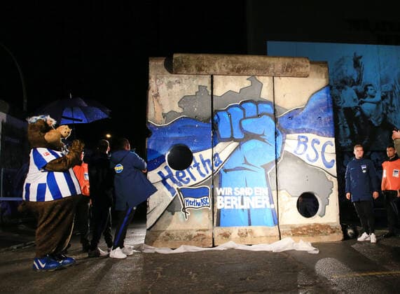 GER, 1 FBL, DFL,, Hertha BSC , 30 years Fall of the Wall, pieces of wall painted by Hertha 11 10 2019, East Side Gallery, Berlin, GER, 1 FBL, DFL,, Hertha BSC , 30 years Fall of the Wall, pieces of wall painted by Hertha, DFL, regulations prohibit any use of photographs as image sequences and or quasi video in picture Maximilian Mittelstaedt Hertha BSC Berlin 17 , Salomon Kalou Hertha BSC Berlin 8 , Vedad Ibisevic Hertha BSC Berlin 19 nordphotox xEngler nph00076