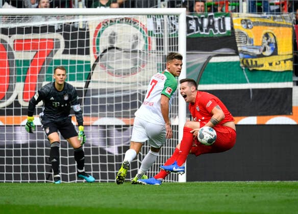 in the header duel, duel, action Florian Niederlechner FC Augsburg FCA against Niklas Süle FC Bayern Munich FCB injured injury at Süle, who must leave the field FC Augsburg FCA vs FC Bayern Munich FCB 19 10 2019 DFL REGULATIONS PROHIBIT ANY USE OF PHOTOGRAPHS AS IMAGE SEQUENCES AND OR QUASI VIDEO FC Augsburg FCA vs FC Bayern München FCB