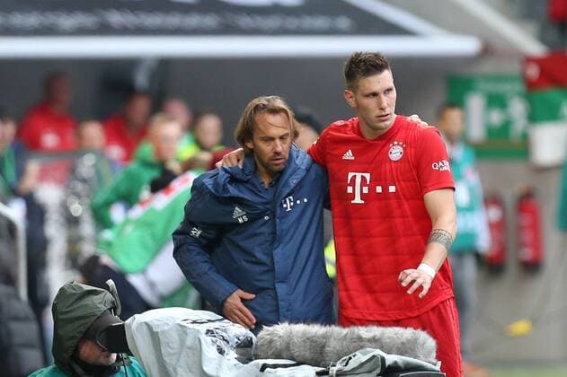 Niklas Suele 4 FC Bayern Muenchen must be injured from the pitch, FC Augsburg vs. FC Bayern Muenchen, soccer, 1 Bundesliga, 19 10 2019, DFL REGULATIONS PROHIBIT ANY USE OF PHOTOGRAPHS AS IMAGE SEQUENCES AND OR QUASI VIDEO Augsburg Bayern Germany Copyright: xkolbert-press ChristianxKolbertx