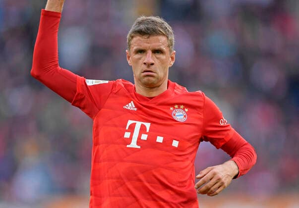 14 10 2019, Football 1 Bundesliga 2019 2020, 8 matchday, FC Augsburg FC Bayern Munich, frustrated in the WWK Arena Augsburg Thomas Müller FC Bayern Munich DFL and DFB regulations prohibit any use of photographs as image sequences and or quasi video