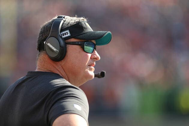 CINCINNATI, OH - OCTOBER 20: Jacksonville Jaguars head coach Doug Marrone looks at the scoreboard during the game against the Jacksonville Jaguars and the Cincinnati Bengals on October 20th 2019, at Paul Brown Stadium in Cincinnati, OH. (Photo by Ian Johnson Icon Sportswire) NFL, American Football Herren, USA OCT 20 Jaguars at Bengals Icon191020019