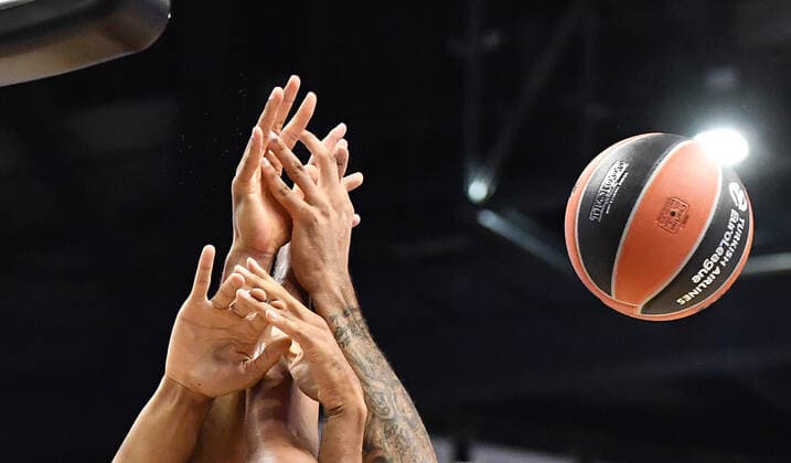 Five hands and one ball ALBA Berlin ZSKA Moscow Basketball, Euroleague, group stage, preliminary round, men, men, men, men, men, season 2019 2020 Berlin, 24 10 2019 Mercedes Benz Arena