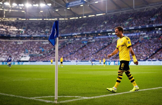 Gelsenkirchen, 26 10 2019 Mario Götze BvB did not applaud after his substitution with Thorgan Hazard BvB from FC Schalke 04 Borussia Dortmund DFL regulations prohibit any use of photographs as image sequences and or quasi video