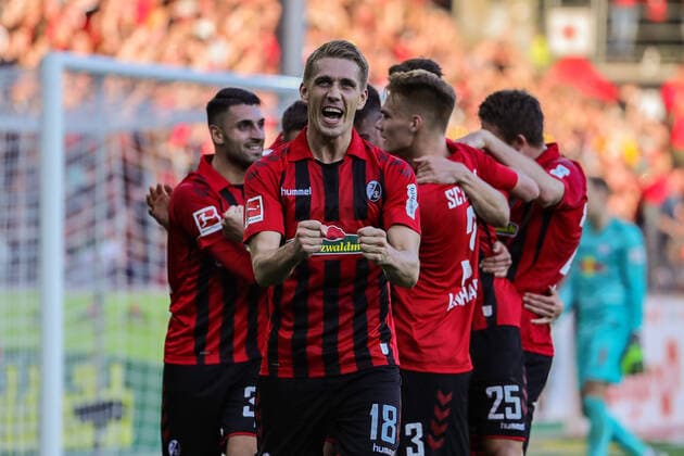 Football Bundesliga 19 20 SC Freiburg vs. RB Leipzig 26 10 2019 Goal celebration to 2 0 by Nils Petersen SC Freiburg 18 , at the football Bundesliga match between SC Freiburg and RB Leipzig, on Saturday, October 26, 2019 at the Schwarzwald Stadium in Freiburg im Breisgau Germany DFL REGULATIONS PROHIBIT ANY USE OF PHOTOGRAPHS AS IMAGE SEQUENCES AND OR QUASI VIDEO Copyright: xBEAUTIFULxSPORTS G.xHubbsx