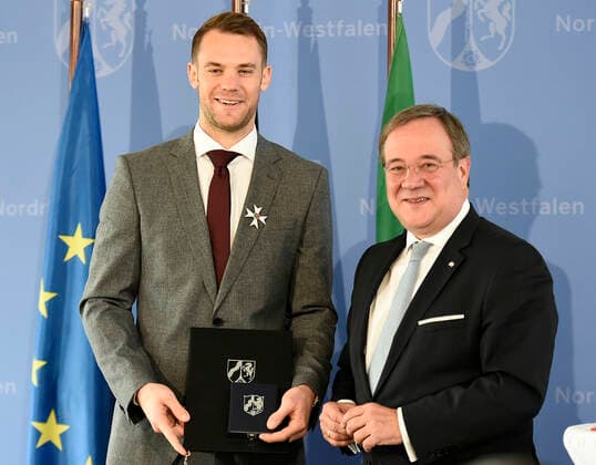 Award of the Order of Merit of the State of North Rhine-Westphalia to Manuel Neuer Manuel Neuer, goalkeeper of Bayern Munich and the German national team was awarded the Order of Merit of NRW Minister President Armin Laschet in the State Chancellery of the State of North Rhine-Westphalia, photographed on 30 10 2019 Â