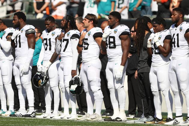 CINCINNATI, OH - OCTOBER 20: Jacksonville Jaguars quarterback Gardner Minshew (15) stands with his teammates during the National Anthem before the game against the Jacksonville Jaguars and the Cincinnati Bengals on October 20th 2019, at Paul Brown Stadium in Cincinnati, OH. (Photo by Ian Johnson Icon Sportswire) NFL, American Football Herren, USA OCT 20 Jaguars at Bengals Icon191020046