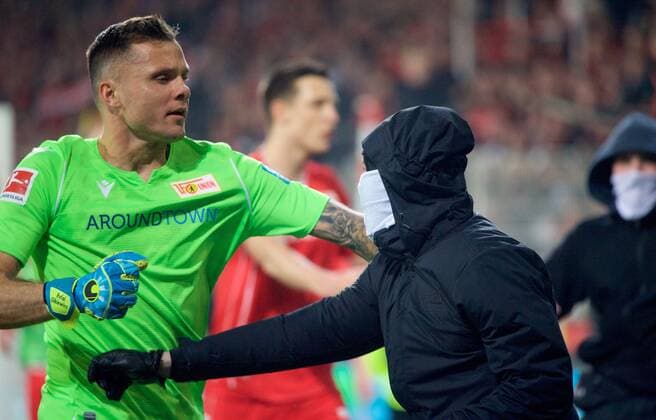 Football DFL 1 Bundesliga Berlin 31 11 2019 10 Matchday Stadion an der Alten Foersterei 1 FC Union Berlin geg Hertha BSC 1 0 Masked fans storm the pitch after the end of the match and are held back by the players TW Rafal GIKIEWICZ 1 Union Berlin