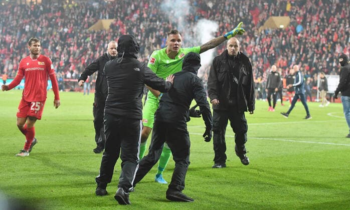 Rafael Gikiewicz Goalkeeper Union , faces the fans 1 FC Union Berlin Hertha BSC Berlin 1 Bundesliga 2019 2020, Season 2019 2020, Football, Soccer, DFL, soccer, Men, Germany, Germany, Berlin, 1 11 2019 Stadion Alte Foersterei DFL REGULATIONS PROHIBIT ANY USE OF PHOTOGRAPHS AS IMAGE SEQUENCES AND OR QUASI VIDEO