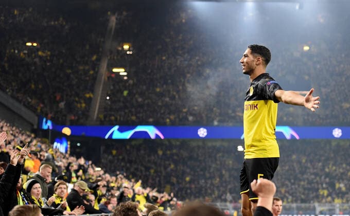 Football UEFA Champions League 4 Matchday, Borussia Dortmund Inter Milan on 05 11 2019 at the Signal Iduna Park in Dortmund Torjubel, Jubel, Freude, Achraf HAKIMI, BVB Borussia Dortmund, stands on the gang, Copyright: xKirchner ChristopherxNeundorfx