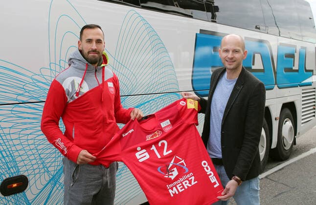 Volleyball 1 Bundesliga Season 2019 2020 13 11 2019 New addition to TV Rottenburg Ramon Renaldo Martinez Gion li with manager Philipp Vollmer re, TV Rottenburg