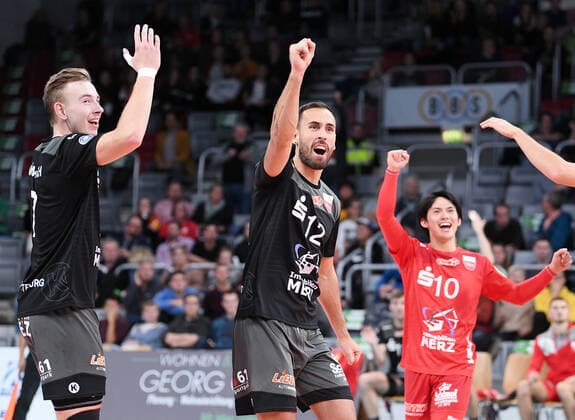 Volleyball 1 Bundesliga Season 2019 2020 13 11 2019 HEITEC Volleys Eltmann TV Rottenburg TEAMJUBEL TV Rottenburg Johannes Moennich, Ramon Renaldo Martinez Gion and Taichi Kawaguchi v left