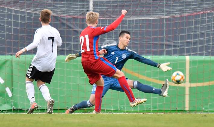15 11 2019 Football Season 2019 2020 U16 Friendly Match International Match Germany DFB Czech Republic regulations prohibit any use of photographs as image sequences and or quasi video Kenan Hadziavic 21, Germany scores Goal Score to 0 1 against Daniel Bunk 7, Germany Mio Backhaus 1, Germany