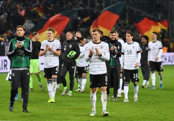 European Championship qualification Germany Belarus 16 11 2019 in Mönchengladbach The German team on the lap of honour front Toni Kroos Li Niklas Stark, behind Matthias Ginter Re Jonas Hector and Sebastian Rudy DFL REGULATIONS PROHIBIT ANY USE OF PHOTOGRAPHS AS IMAGE SEQUENCES AND OR QUASI VIDEO HM