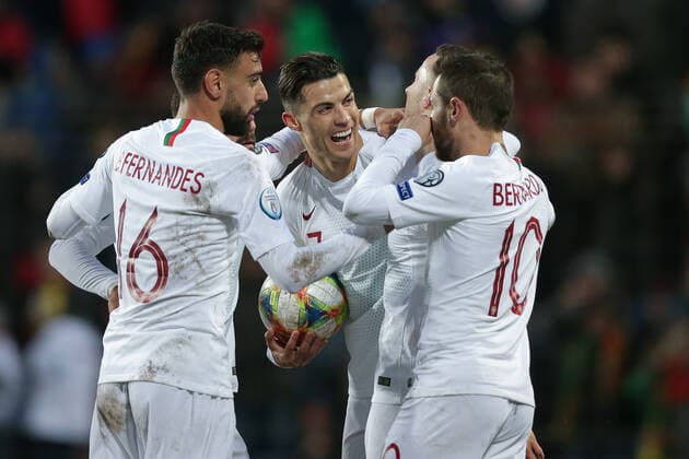 Bilder des Jahres 2019, Sport 11 November Sport Themen der Woche KW46 Fussball EM Qualifikation 2019 - 2020 17.11.2019, Fussball Länderspiel, Laenderspiel, EM Qualifikation, 2019-2020, Gruppe B, Spieltag 8, Luxemburg, Stade Josy Barthel, Luxemburg (LUX) - Portugal (POR) vl: Ronaldo, Cristiano Ronaldo, CR7 (POR, Portugal 6) - jubelt, freut sich, zeigt Emotionen, celebrates, shows emotions 0-2 mit Bernardo Silva (POR, Portugal 10) - Bruno Fernandes (POR, Portugal 16)