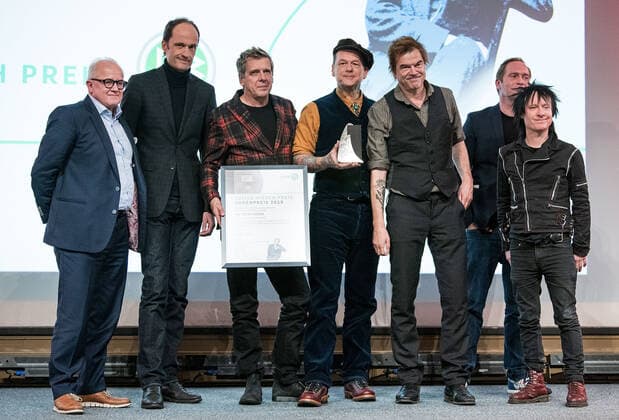 18 11 2019, xfux, Football Prize of Honour, Julius Hirsch Prize 2019, emonline, emspor, v l President Fritz Keller Deutscher Fussball Bund DFB , Breiti alias Michael Breitkopf Promi Musician Bassist of the Band Band Rockband Die Toten Hosen , Andi alias Andreas Meurer Promi Musician Bassist of the Band Rockband Die Toten Hosen , Kuddel alias Andreas von Hols Promi Musician Bassist of the Band Rockband Die Toten Hosen , Campino alias Andreas Frege celebrity musician singer of the group band rock band Die Toten Hosen , Thees Uhlmann laudatio hamburger singer, guitarist and songwriter , Vom alias Stephen George Ritchie celebrity musician drummer of the group band rock band Die Toten Hosen will be awarded the Julius Hirsch Ehrenpreis 2019 Frankfurt am Main