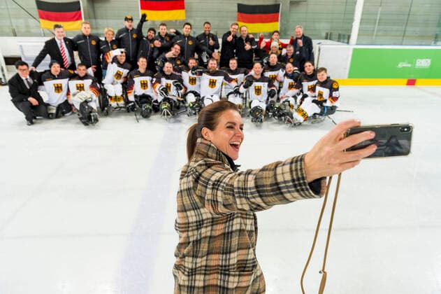 Berlin 2019 World Para Ice Hockey Championships B Pool Berlin, 19 11 2019 Berlin 2019 World Para Ice Hockey Championships B Pool Competition Day 3 Game 3 Germany United Kingdom After the game Katarina Witt made a selfie with the German Para Ice Hockey National Team The former skating star supports projects in the fastest team sport in Para Sport with her foundation Copyright: xBEAUTIFULxSPORTS RalfxKuckuckx