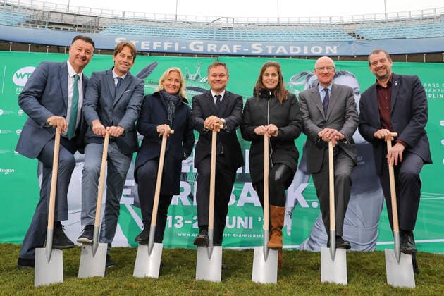 Edwin Weindorfer Organizer Grass Court Championships Berlin , Fabrizio Sestini Director of Tournament Relations Europe, WTA , Barbara Rittner Tournament Director Grass Court Championships Berlin , Dr Dietrich Wolter President LTTC Rot Weiß e V Berlin , Julia Görges, Ian Hewitt Vice Chairman All England Lawn Tennis and Croquet Club, Wimbledon and Aleksander Dzembritzki State Secretary for Sport Berlin , symbolic ground-breaking ceremony, press conference Grass Court Championships Berlin GCCB , LTTC Rot Weiß , Berlin, 21 11 2019,