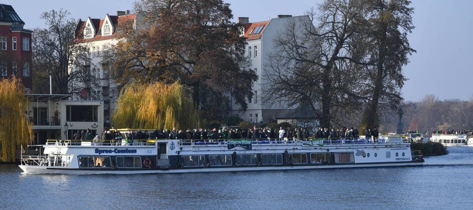 Soccer, men, season 2019 2020, 1 Bundesliga 12 matchday , 1 FC Union Berlin Borussia Mönchengladbach, about 800 fans of Mönchengladbach arrived almost simultaneously on four steamers in the old town of Köpenick at Luisenhain, 23 11 2019, Copyright: xMatthiasxKochx