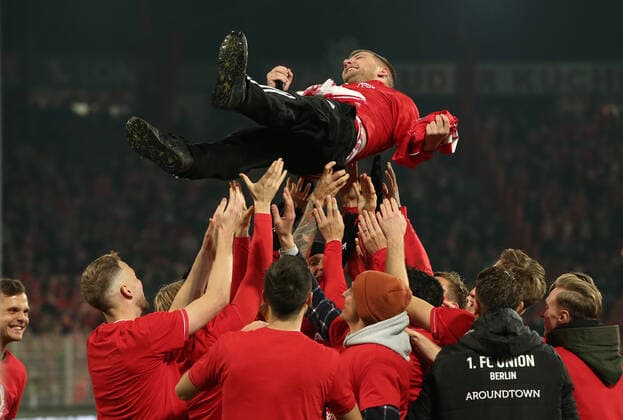 Capo lead singer Fabian Voss Vossi is bid farewell after 13 years, team celebrates 2 0 victory sport football football DFL Bundesliga men season 2019 2020 23 11 2019 1 FC Union Berlin FCU vs Borussia Mönchengladbach BMG DFL regulations prohibit any use of photographs as image sequences and or quasi video