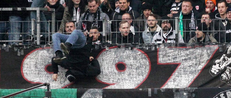 the 1 0 goal of the Wolfsburger a Frankfurt Ultra headlong crashes over the fence, football, 1 Bundesliga Eintracht Frankfurt VfL Wolfsburg, 12 game day on 23 11 2019, season 2019 20, ZmdZ, sge, According to the specifications of the DFL German Football League it is forbidden, to use or have used photographs taken in the stadium and or from the match in the form of sequence images and or video-like photo sequences DFL regulations prohibit any use of photographs as image sequences and or quasi video Eintracht Frankfurt VfL Wolfsburg
