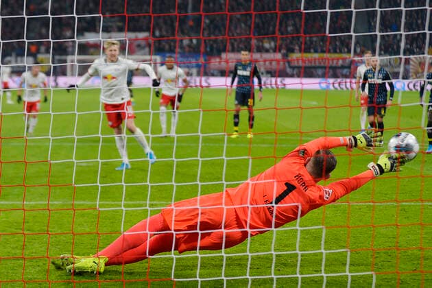 Football Bundesliga, season 2019 2020, 12 matchday, RB Leipzig vs. 1 FC Köln 23 11 2019 Emil Forsberg attacker RB Leipzig, back number 10, 10 rear left scored the 2 0 by penalty kick against Timo Horn goalkeeper Koeln, back number 1 front at Bundesliga match Leipzig vs. Köln 23 11 2019 Horn stretches in vain Leipzig Sachsen Deutschland Red Bull Arena
