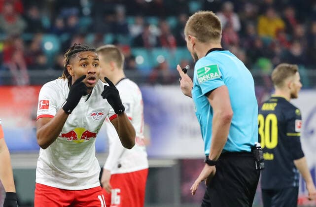 RB Leipzig Cologne Soccer Bundesliga Leipzig, 23 11 2019, Red Bull Arena, Soccer, Bundesliga, 12 Matchday , RB Leipzig vs 1 FC Köln , Im Bild v l Christopher Nkunku RB Leipzig and referee Robert Schröder , DFL regulations prohibit any use of photographs as image sequences and or quasi video ,