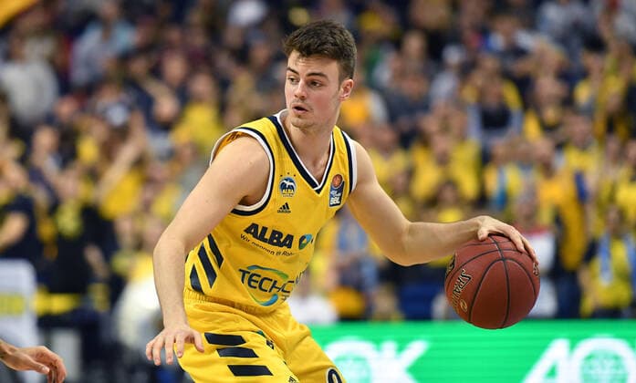 Jonas Mattisseck ALBA , with ball ALBA Berlin EWE Basket Oldenburg Basketball, easy Credit BBL , men, men, men, men, men, season 2019 2020 Berlin, 23 11 2019, Mercedes Benz Arena