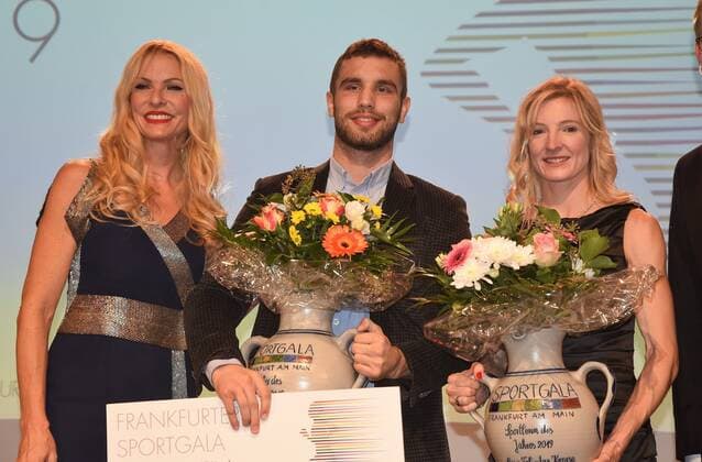 23 11 2019 Frankfurt am Main Frankfurter Sportgala 2019 Frankfurt Athlete of the Year 2019 Frankfurt Athlete of the Year 2019 became Professional Boxer and current IBF International Champion in Light Heavyweight Picture shows presenter Sonya Kraus and Leon Bunn with marathon runner Katharina Steinruck, who received the Athlete of the Year Award for athlete Gesa Felicitas Krause
