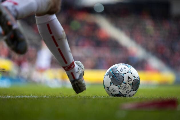 24 11 2019, Soccer, GER, Season 2019 2020, 2 Bundesliga, 14 Matchday, SSV Jahn Regensburg 1 FC Heidenheim Max Besuschkow SSV Jahn Regensburg at the corner DFL REGULATIONS PROHIBIT ANY USE OF PHOTOGRAPHS AS IMAGE SEQUENCES AND OR QUASI VIDEO