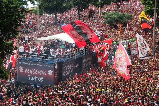 Bilder des Jahres 2019, Sport 11 November Sport Bilder des Tages November 24, 2019, Rio De Janeiro, RJ, Brasil: RIO DE JANEIRO, RJ, 24.11.2019: Thousands of people gather this Sunday (24), in Candelo¡ria, downtown Rio de Janeiro, to follow the victory parade of the Flamengo players who won the America Liberators Cup 2019.Foto: o°rica Martin FLAMENGO WINNING PARADE AMERICA LIBERATORS CUP 2019 - ZUMAa187 20191124_zsa_a187_041 Copyright: xRicaxMartin AmxPressx&xImagx