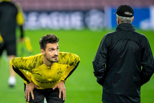 Football, Champions League, season 2019 2020, 5 matchday press conference of Borussia Dortmund on 26 11 2019 at Camp Nou in Dortmund Spain Dortmunds coach Lucien Favre r talks to Dortmunds Mats Hummels Copyright: xKirchner Inderliedx