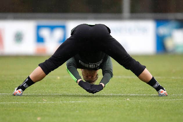 27 11 2019, all-around facility Hannover 96, Hannover, Hannover 96 during training on the all-around facility, in the picture Matthias Ostrzolek 22, Hannover doing stretching exercises Training of Hannover 96 on the all-around facility