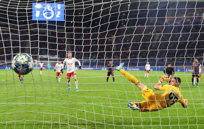 RB Leipzig Benfica Champions League Leipzig, 27 11 2019, Red Bull Arena, Football, Champions league , RB Leipzig GER vs. Benfica Lisbon POR , In the picture goal for Leipzig Emil Forsberg converted against goalkeeper Odysseas Vlachodimos 99, Benfica a penalty to 1 2 connection ,