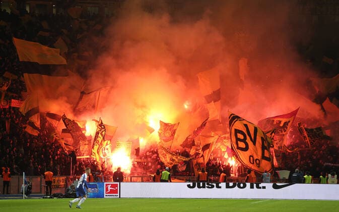 Pyrotechnics, Bengalos, fireworks in the guest fan block Sports Football Football DFL Bundesliga Men Season 2019 2020 30 11 2019 Hertha BSC Berlin vs BVB Borussia Dortmund DFL regulations prohibit any use of photographs as image sequences and or quasi video
