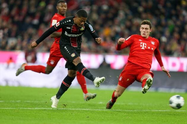 l r Leon Bailey 9 Bayer 04 Leverkusen scores the goal to 0 1, Benjamin Pavard 5 FC Bayern Muenchen cannot help, FC Bayern Muenchen vs. Bayer 04 Leverkusen, 1 Bundesliga, 30 11 2019, DFB regulations prohibit any use of photographs as image sequences and or quasi video Muenchen Bayern Deutschland Copyright: xkolbert-press ChristianxKolbertx