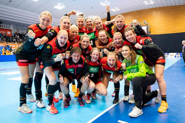 Handball, Women WM 2019, preliminary round, group B, 2 matchday , Australia Germany the team of Germany, final cheer final cheer emotion joy Yamaga City Overall Gymnasium Kumamoto Japan