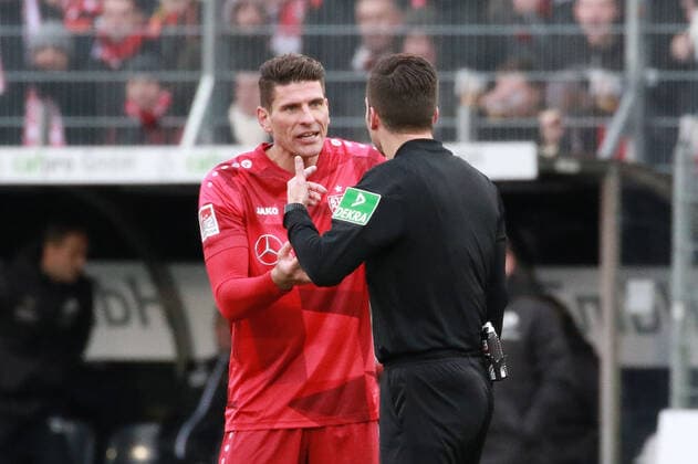 01 12 2019, xavx, Fussball 2 Bundesliga, SV Sandhausen VfB Stuttgart emspor, v l Mario Gomez VfB Stuttgart discussed with referee referee Harm Osmers after renewed intervention by VAR DFL DFB REGULATIONS PROHIBIT ANY USE OF PHOTOGRAPHS as IMAGE SEQUENCES and or QUASI VIDEO Sandhausen