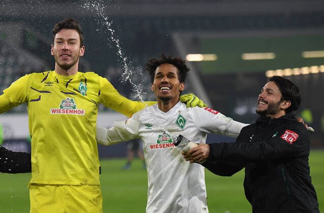 01 12 2019, xjhx, Soccer 1 Bundesliga, VfL Wolfsburg SV Werder Bremen emspor, v l Jiri Pavlenka SV Werder Bremen , Theodor Gebre Selassie SV Werder Bremen , Leonardo Bittencourt SV Werder Bremen cheer after the end of the game celebrate at the end of the match DFL DFB REGULATIONS PROHIBIT ANY USE OF PHOTOGRAPHS as IMAGE SEQUENCES and or QUASI VIDEO Wolfsburg