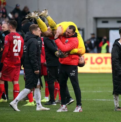 SV Sandhausen VfB Stuttgart Germany, Sandhausen, 01 12 2019, Soccer, 2 Bundesliga, Season 2019 2020, 15 Matchday, SV Sandhausen VfB Stuttgart v l Daniel Ischdonat Goalkeeper Trainer SV Sandhausen , Martin Fraisl SV Sandhausen , DFL DFB REGULATIONS PROHIBIT ANY USE OF PHOTOGRAPHS AS IMAGE AND OR QUASI VIDEO