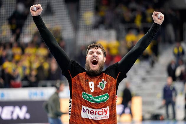 Mait Patrail Hannover, 9 , cheers after the final whistle, victory, winner, winner, cheers, cheers, joy, optimistic, highlight, single picture, action, action, 04 12 2019, Mannheim Germany , handball, DHB Cup, Rhein Neckar Löwen TSV Hannover Burgdorf xozx