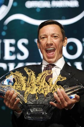 06 12 2019, Hong Kong, Hong Kong, CHN, CHINA Jockey Frankie Dettori with the trophy for the Longines World s Best Jockey 2019 Longines World s Best Jockey Award Ceremony Jockey, Dettori, Honour, Prize of Honour, Portrait, Portrait 191206D505HONGKONG JPG