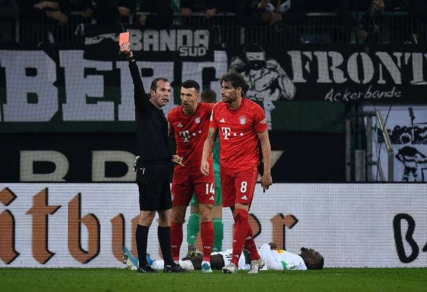07 12 2019, xjhx, Football 1 Bundesliga, Borussia Moenchengladbach FC Bayern Muenchen emspor, v l Javi Martinez FC Bayern Muenchen Yellow Red Card for, receive a yellow red card, DFL DFB REGULATIONS PROHIBIT ANY USE OF PHOTOGRAPHS as IMAGE SEQUENCES and or QUASI VIDEO Moenchengladbach