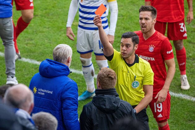 08 12 2019, DU Duisburg , Sport , Football , Third League , MSV wins with 3 2 against the amateurs of FC Bayern Munich referee Asmir Osmanagic shows the red card against Sven Beuckert, goalkeeper coach of MSV Duisburg