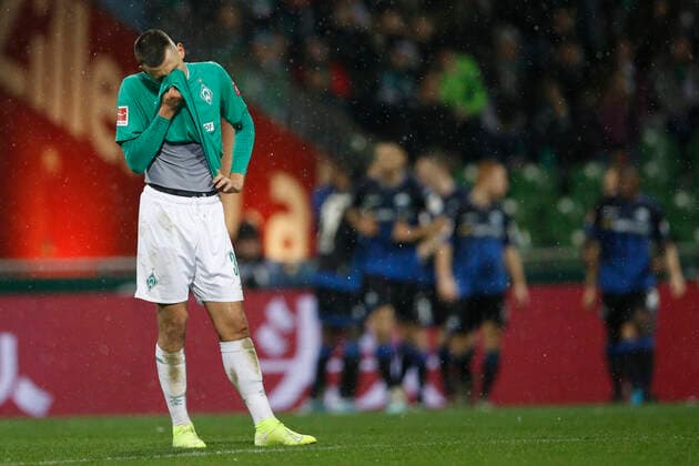 08 12 2019, wohninvest WESERSTADION, Bremen, league game, 1 Bundesliga, SV Werder Bremen vs. SC Paderborn 07, in the picture Maximilian Eggestein 35, Bremen is dissatisfied, in the background the team of SC Paderborn cheers after the goal to 0 1 DFL regulations prohibit any use of photographs as image sequences and or quasi video SV Werder Bremen vs. SC Paderborn 07