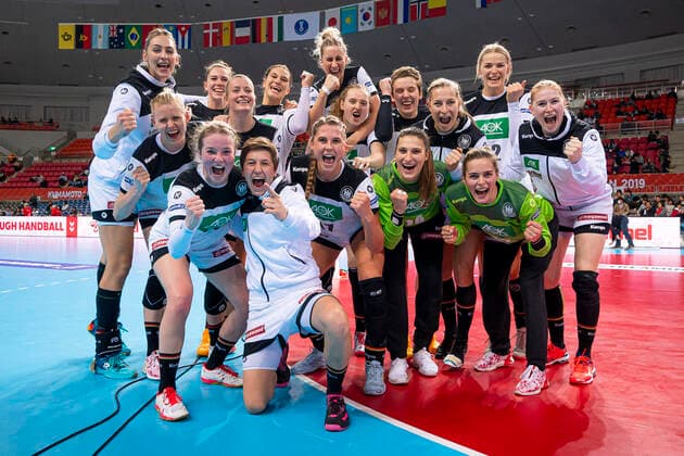 Handball, Women WM 2019, Main Round, Group 1, 6 Matchday , Netherlands Germany the Team of Germany Final Cheers Final Cheers Emotion Joy Group Photo Kumamoto Aqua Dome Kumamoto Japan