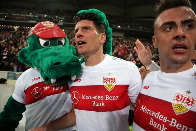 VfB Stuttgart 1 FC Nürnberg Deutschland, Stuttgart, 09 12 2019, Football, 2 Bundesliga, Season 2019 2020, 16 Spieltag, VfB Stuttgart 1 FC Nürnberg v l Fritzle Maskottchen VfB Stuttgart , Mario Gomez, Philipp Förster both VfB Stuttgart Jubel Tor 2 1 Gomez, DFL DFB REGULATIONS PROHIBIT ANY USE OF PHOTOGRAPHS AS IMAGE SEQUENCES AND OR QUASI VIDEO