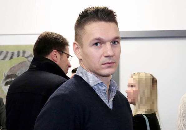 After the former CFC captain Daniel Frahn was fistlessly dismissed by the CFC because he was accused of being too close to the right-wing extremist scene, he filed a complaint with the labor court Photo Daniel Frahn with lawyers Chemnitz Saxony FRG