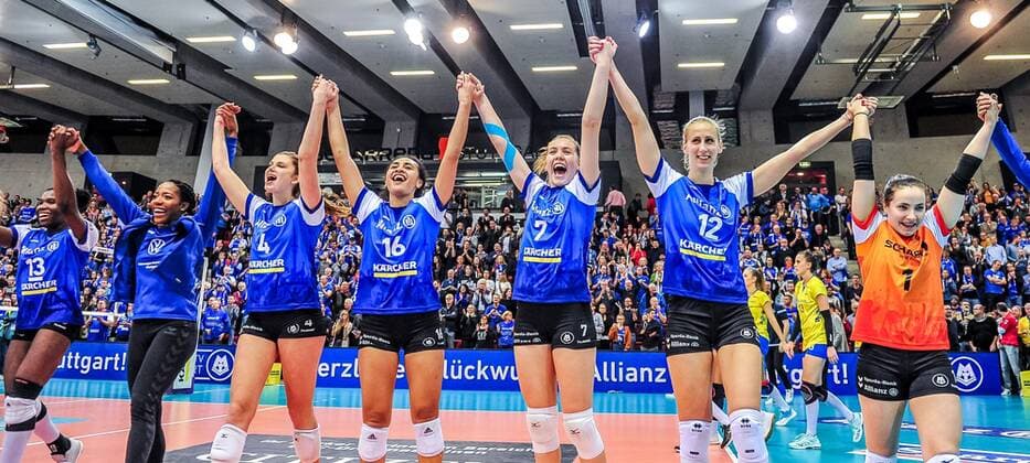 Freude beim MTV STuttgart nach Sieg gegen den SSC Palmberg Schwerin 2019 12 11 DVV Pokal 2020 Semifinale ALLIANZ MTV Stuttgart SSC Palmberg Schwerin Volleyball Bundesliga SCHARRena Stuttgart Baden Wuerttemberg Deutschland beim Spiel des DVV Pokal Semifinale, Allianz MTV Stuttgart SSC Palmberg Schwerin Stuttgart 11 12 19 Volleyball , Stuttgart Baden Wuerttemberg Deutschland SCHARRena