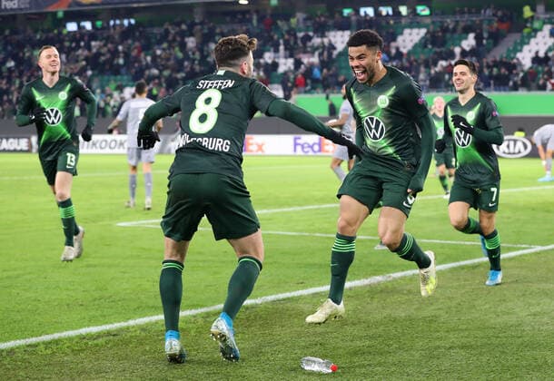 VfL vs St Etienne, EL Wolfsburg, Germany 12 12 2019, FUßBALL VfL Wolfsburg vs AS St Etienne, Europa League Group I, season 2019 20, Volkswagen Arena picture shows Paulo Otavio VfL Wolfsburg , cheers with his team mates after his goal to 1 0 Wolfsburg